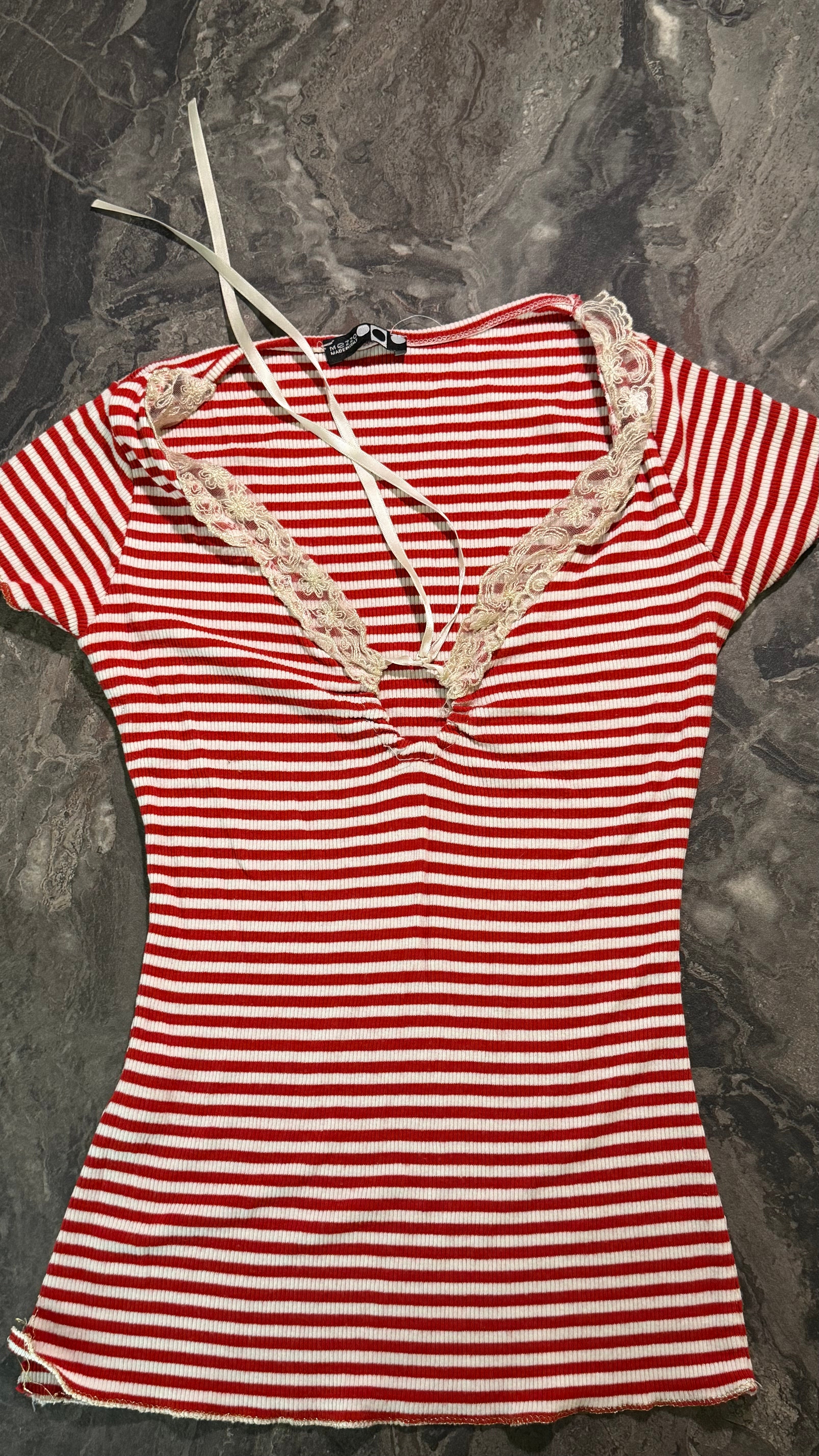 Red white t-shirt - Size M